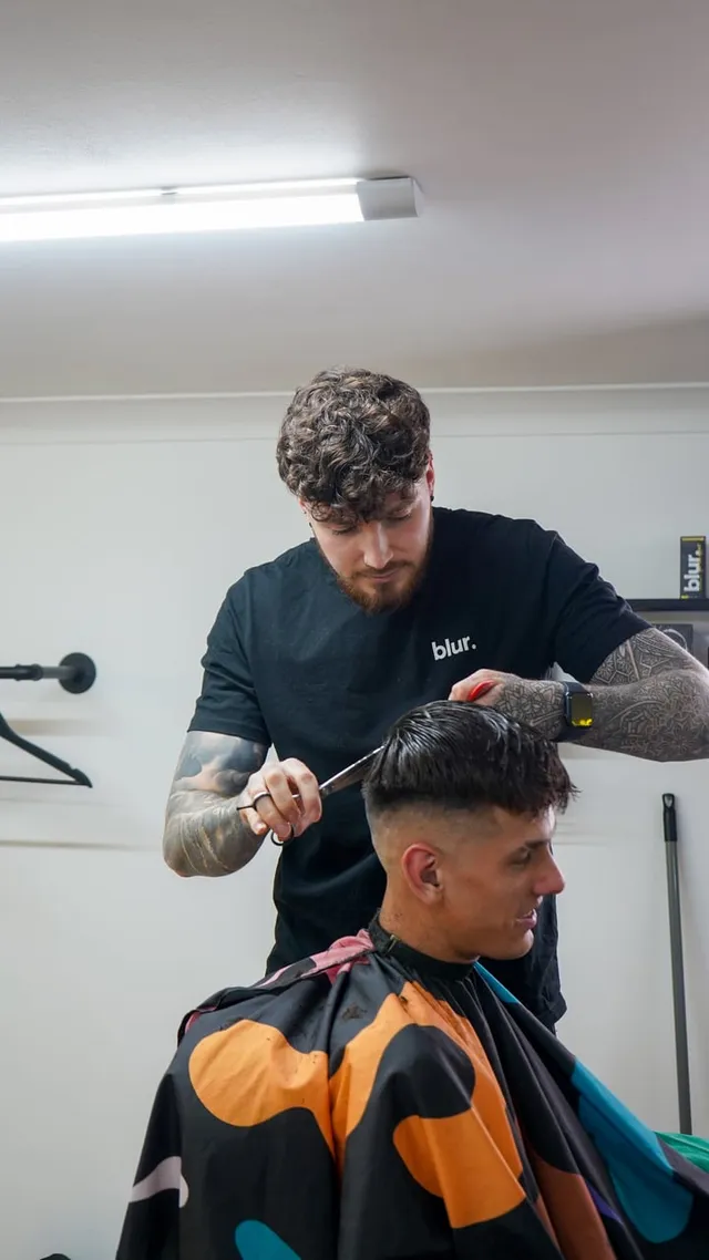 Barber Warnz barber mid-cut